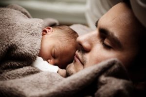 neugeborenes schlafen legen
