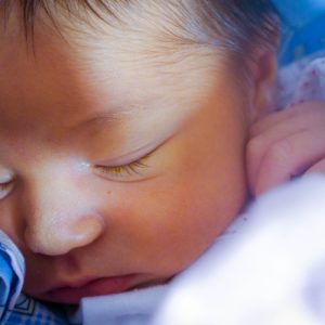 neugeborenes schlafen legen